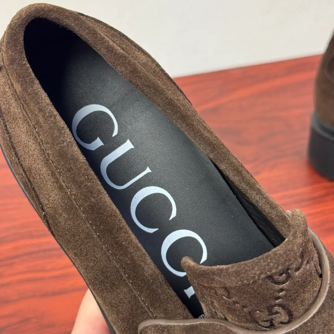 Batch 800 Gucci/Gucci new men's loafers with GG details, thick-soled slip-ons! The design of this men's lace-up shoe is rooted in the brand's heritage. It is carefully crafted from high-quality calfskin/open-edge beaded cowhide/suede cowhide. It is made of various leather types and is embellished with GG printed embossed suede leather details, which pays homage to Gucci's classic monogram. The rubber sole with GG pattern adds a modern touch to the design. Classic and simple sponge cake style design. European and American classic version, full calfskin lining. The overall upper texture is soft. The lining is comfortable and breathable. 2CM thickened soft rubber sole, easy to control. Versatile and stylish on the foot. Available in multiple colors to meet different matching needs. Full package! Size: 39-40-41-42-43-44 leather shoe size (can be customized to 38.45.46) Item number: 7826 Loafers, suede